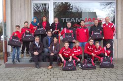 Team Janos stattet Jugendfußballer mit neuen Sporttaschen aus